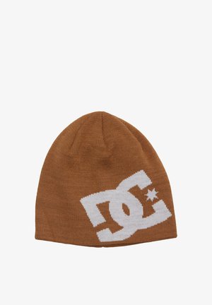 Gorro de punto marrón con un gran logo blanco de DC. El material tiene una textura, con un diseño ajustado y redondeado y un sutil patrón de canalé.