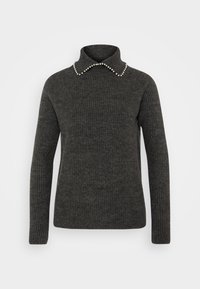 Maglione grigio scuro a costine con maniche lunghe e collo alto decorato con piccole perle bianche lungo il bordo del collo.