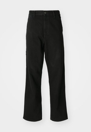Schwarze, weit geschnittene Jeanshose aus Denim mit einem Knopfverschluss, Gürtelschlaufen und zwei seitlichen Taschen sowie einer glatten Oberfläche.