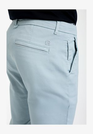 Lichtblauwe broek van zacht katoen met een achterzak en een klein merklogo dat in de tailleband is gestikt.