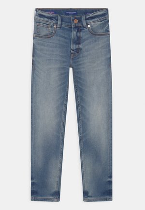 Jeans de mezclilla azul claro con corte recto, cinco bolsillos, cierre de botón de latón y patrones de desgaste sutiles para mayor textura.