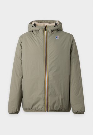 Veste d'hiver à capuche vert clair avec fermeture éclair frontale et poignets élastiques, avec un petit logo sur la poitrine gauche.