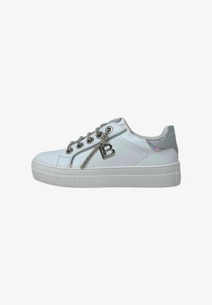 Sneaker bianca con accenti metallici, lacci texturizzati, suola piattaforma e dettaglio sul tallone in argento lucido. Presenta un logo decorativo "B" sul lato.