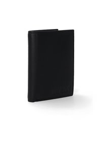 Sort læderpung med en glat tekstur, bi-fold design, præget brandlogo og rene kanter. Har kortlommer og minimalistisk stil.