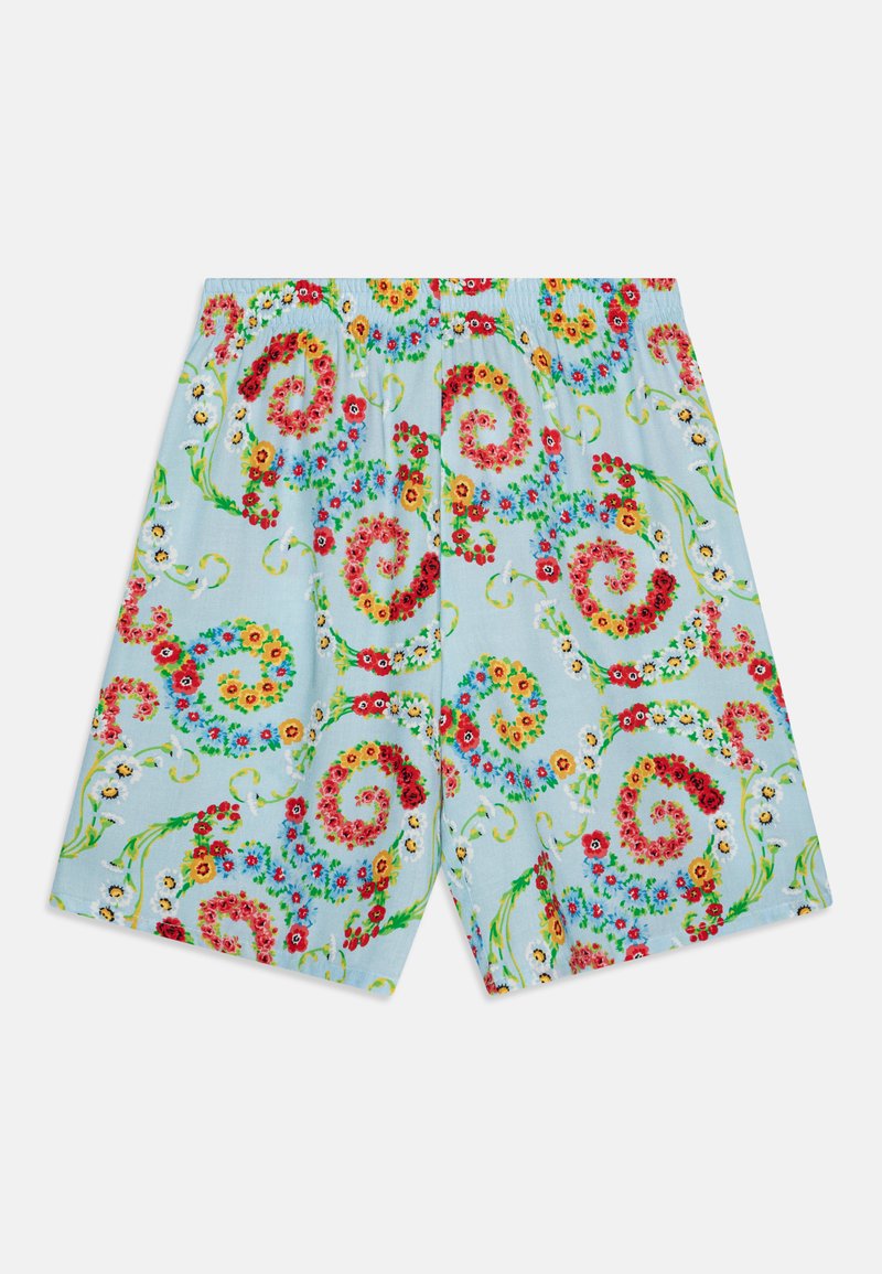 Shorts à motif floral en tissu bleu clair, présentant des tourbillons colorés avec des fleurs rouges, jaunes et vertes. Taille élastique, conception légère.