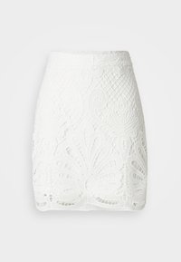 Jupon blanc avec des détails en dentelle complexes, des motifs floraux, une silhouette ajustée et une taille lisse. Surface texturée avec des designs en couches.