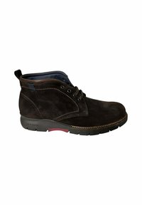 Botas de tobillo de ante marrón con punta redondeada, cordones al frente, acentos laterales y una suela acolchada con un detalle en rosa contrastante.