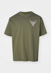 NBA CHICAGO BULLS LEAGUE ESSENTIALS OVERSIZED TEE - Ρούχα για κλαμπ - olive