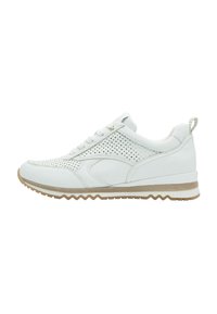 Sneaker bianco con tomaia perforata, dettagli in pelle liscia e suola texturizzata. Presenta lacci rotondi e una piccola linguetta sul tallone.