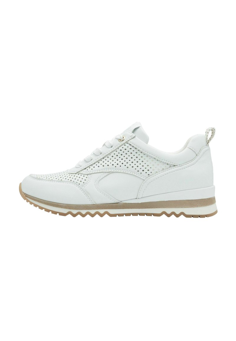 Sneaker bianco con tomaia perforata, dettagli in pelle liscia e suola texturizzata. Presenta lacci rotondi e una piccola linguetta sul tallone.