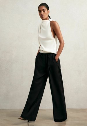 Reiss, PETITE FIT - CAMELIA TROUSERS . - Nohavice - black