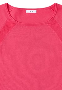 Pull rose tricoté à col rond avec des panneaux texturés aux épaules et une étiquette blanche portant l'inscription "CECIL" au col.