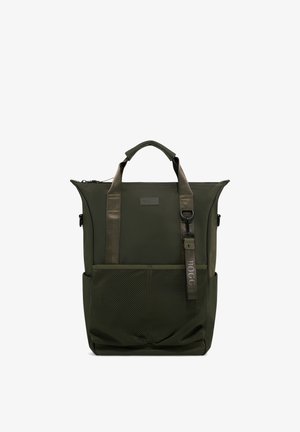 Sac à dos style tote vert foncé avec poche en mesh à l'avant, bretelles marron et sangle porte-clés noire avec clip.