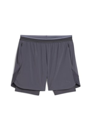 Szürke sportos rövidnadrág, amely könnyű anyagból készült, hálós derékkal, két oldalsó zsebbel és réteges dizájnnal, rövidebb bélésrésszel.