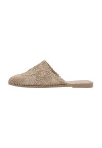 Mule beige tissé à enfiler avec surface texturée, pr�ésentant un motif floral et une semelle plate. Pas de talon ni de design à l'arrière fermé.