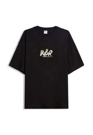 T-shirt in cotone nero con una vestibilità rilassata, caratterizzato da maniche corte e scollatura rotonda. Testo ricamato bianco al centro 'R&R' con un design testurizzato.