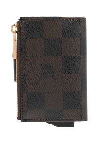 Bruine geruite portemonnee van getextureerd leer, met een gouden ritssluiting, logo-accent en een compacte rechthoekige vorm.