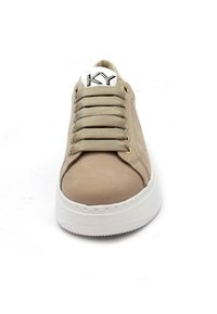 Sneaker in pelle beige con cappuccio liscio, passanti in tessuto, suola in gomma bianca e dettagli in tonalità oro. Presenta un logo sulla linguetta.