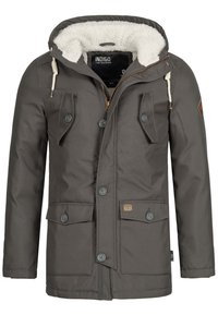 Veste d’hiver homme gris foncé avec poches à rabat boutonnées, fermeture éclair et boutons devant, capuche doublée en polaire blanche et cordons de serrage.