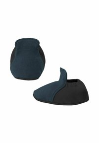 Weiche Hausschuhe mit einem dunkelblauen Obermaterial und einer schwarzen Sohle. Sie haben eine abgerundete Form mit einer fleeceartigen Textur und einem elastischen Knöchel für einen sicheren Sitz.