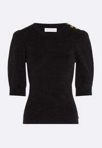 Zwarte geribbelde trui met een ronde halslijn, driekwart mouwen en gouden accenten op de schouder. Zachte textuur, aansluitend ontwerp.