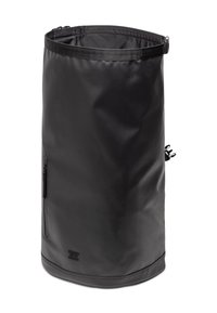 Zwarte cilindervormige tas gemaakt van glad, duurzaam materiaal, met een bovenrits en zijvak. Eenvoudig logo gedrukt aan de onderkant.