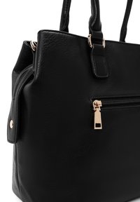 Borsa a tracolla nera in materiale sintetico con superficie texturizzata, caratterizzata da una zip e hardware in tonalità oro, doppi manici e una tasca esterna con zip.