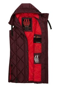 Bordo izolirani prsluk s dijamantnim uzorkom, crvena podstava, pričvršena kapuljača, nekoliko unutarnjih džepova i detalj s logotipom.