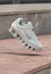 Ausgewählt, photon dust/pencil point/off white/team red