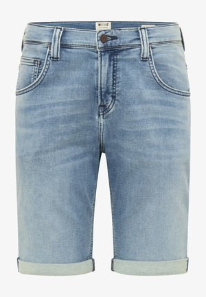 Helle blaue Denim-Shorts mit einem leicht ausgewaschenen Finish. Fünf-Taschen-Design, Knopfverschluss und aufgerollte Säume. Genähte Details betonen die Nähte.