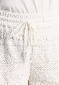 Vero Moda VMHONEY - Shorts - snow white