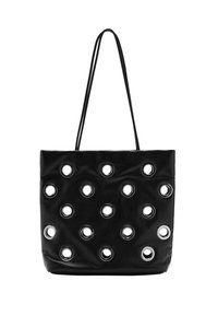 Bolso de tote de cuero sintético negro con m�últiples ojales plateados dispuestos en un patrón, con asas largas y simples.