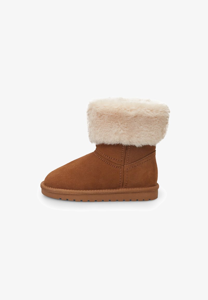 Braune Wildleder-Ankelstiefel mit einem leichten Kunstfellsaum, runder Zehenpartie und einer flachen Gummisohle mit strukturiertem Profil für besseren Halt.