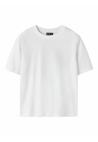 Camiseta de algodón blanca, de mangas cortas, cuello redondo, corte holgado, textura suave, sin patrones ni diseños, dobladillo recto.