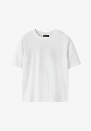 Camiseta de algodón blanca, de mangas cortas, cuello redondo, corte holgado, textura suave, sin patrones ni diseños, dobladillo recto.
