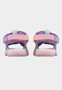 Ζευγάρι παιδικά σανδάλια σε ροζ, μοβ και τιρκουάζ χρώμα με ρυθμιζόμενα λουριά και λαστιχένια σόλα, ορατά από πίσω σε λευκό φόντο.