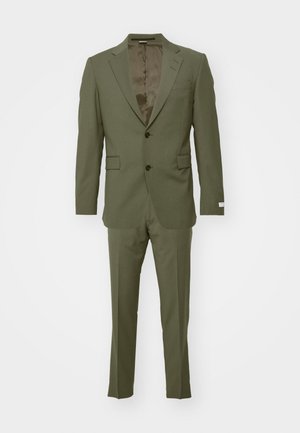 Costume vert olive en tissu lisse ; avec revers cranté, deux boutons et pantalon ajusté. Intérieur doublé avec un léger éclat.