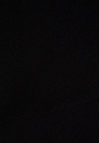 Tessuto nero a maglia con una fine texture a coste. Design liscio senza schemi, che mette in risalto un aspetto denso e uniforme.