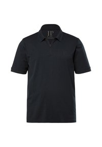 Černé polo tričko vyrobené z hladkého materiálu, s polovičním zipem, krátkými rukávy, klasickým límcem a nenápadným logem na hrudi.