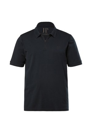 Polo nero realizzato in tessuto liscio, con chiusura a mezza zip, maniche corte, colletto classico e un logo discreto sul petto.