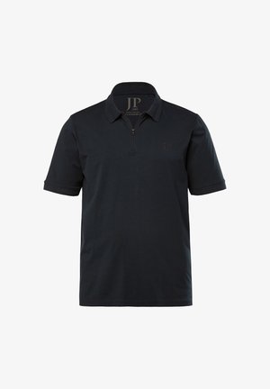 Polo nero realizzato in tessuto liscio, con chiusura a mezza zip, maniche corte, colletto classico e un logo discreto sul petto.