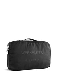 Čierna nylonová víkendová taška so zipsom, so hornou rúčkou a embosovaným textom "WEEKENDER" a "bugatti" na prednej strane.