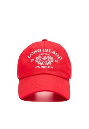 Czerwona czapka baseballowa z białym haftem z napisem "Long Island 1998 New York City" oraz dekoracyjnym herbem z liśćmi.