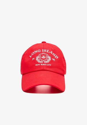 Czerwona czapka baseballowa z białym haftem z napisem "Long Island 1998 New York City" oraz dekoracyjnym herbem z liśćmi.