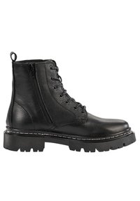 Botas de cuero negras hasta el tobillo con cordones en la parte delantera y cremallera lateral. Presentan una suela gruesa con un acabado texturizado y detalles de costura blanca.