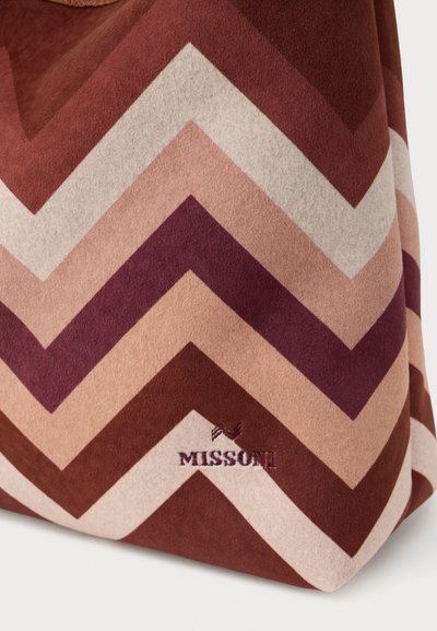 Torebka w wzór chevron w odcieniach burgundu, różu i beżu. Wykonana z miękkiego zamszu, z haftowanym logo "Missoni" na dole.