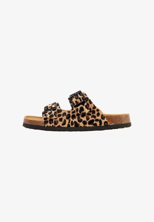 Sandalia de punta abierta con parte superior de estampado de leopardo, dos hebillas negras ajustables, plantilla de corcho y suela de goma negra.