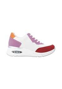 Sneaker z białą bazą, z czerwonymi, fioletowymi i pomarańczowymi akcentami, teksturowaną cholewką, z zapięciem na sznurówki i widoczną podeszwą z amortyzacją powietrzną.