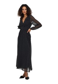Czarna sukienka maxi w biały groszek z długimi przezroczystymi rękawami, dekoltem w serek i paskiem w talii. Gładki materiał z lekko opływającą sylwetką i rozcięciem do wysokości kolan.
