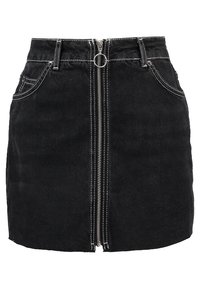 Svart denimminikjol med dragkedja framtill, vita stickningsdetaljer och två sidofickor. Rak skärning med rå nederkant.